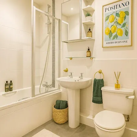 Lägenhet 2Br-Parking-Private Patio-5 Mins To Minster *