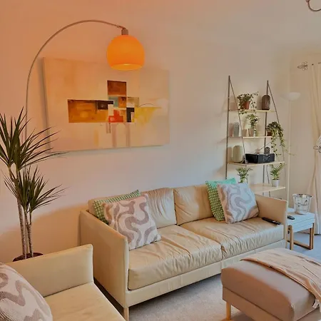 2br-parking-private Patio-5 Mins To Minster *