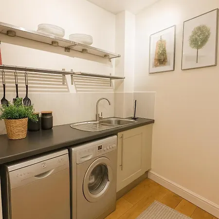 2br-parking-private Patio-5 Mins To Minster דירה