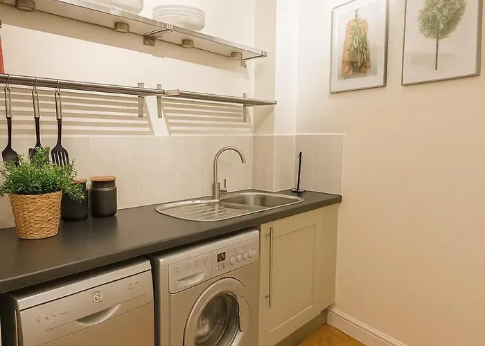 2br-parking-private Patio-5 Mins To Minster Appartamento